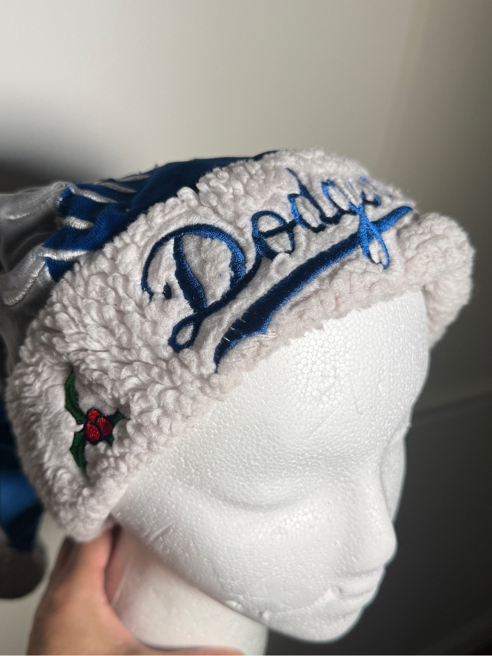 Forever Collectibles Beanie Hat - White & Blue LA Dodgers MLB Holiday Vintage